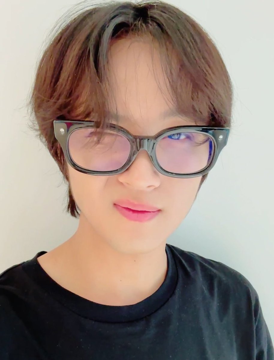 우리집고양이 윙크를 참잘해
우리집강아지 윙크를 쨤못해

그리고 새삼스럽지만..마크랑해찬이 둘다 버블로 영상 비교적 자주보내주는거. 이거진짜좋네요.아주바람직합니다.움직이는애기들보는거넘좋아요