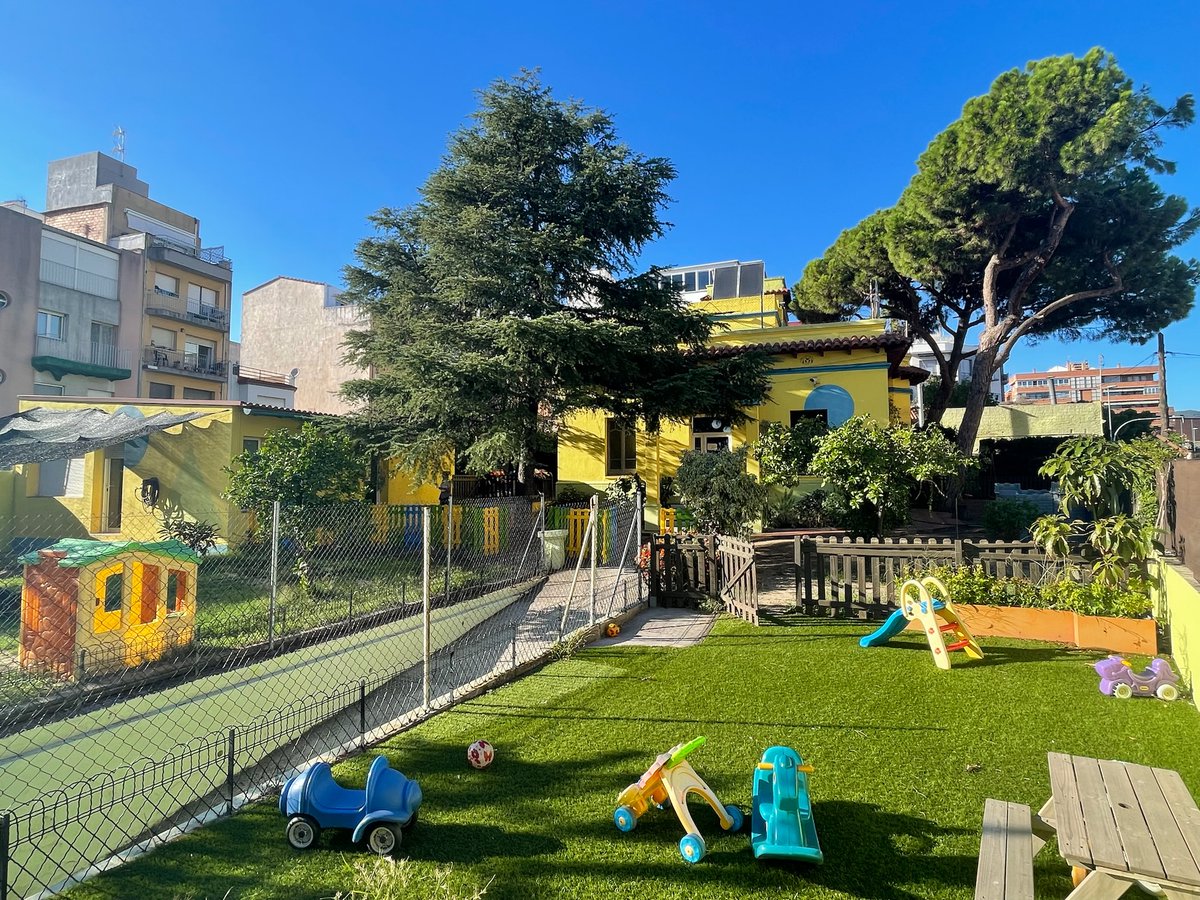 Hem incorporat la Llar d’Infants Badiu. Sita a l’Av. Prat de la Riba 16 del barri de La Morera.

Això ens permet tenir nens dels 0 als 3 anys i continuïtar a Arrels-Blanquerna fins als 16 anys.

La Llar està sita en una casa aïllada d’uns 400 m2, als mig d’un jardí d’uns 700 m2.