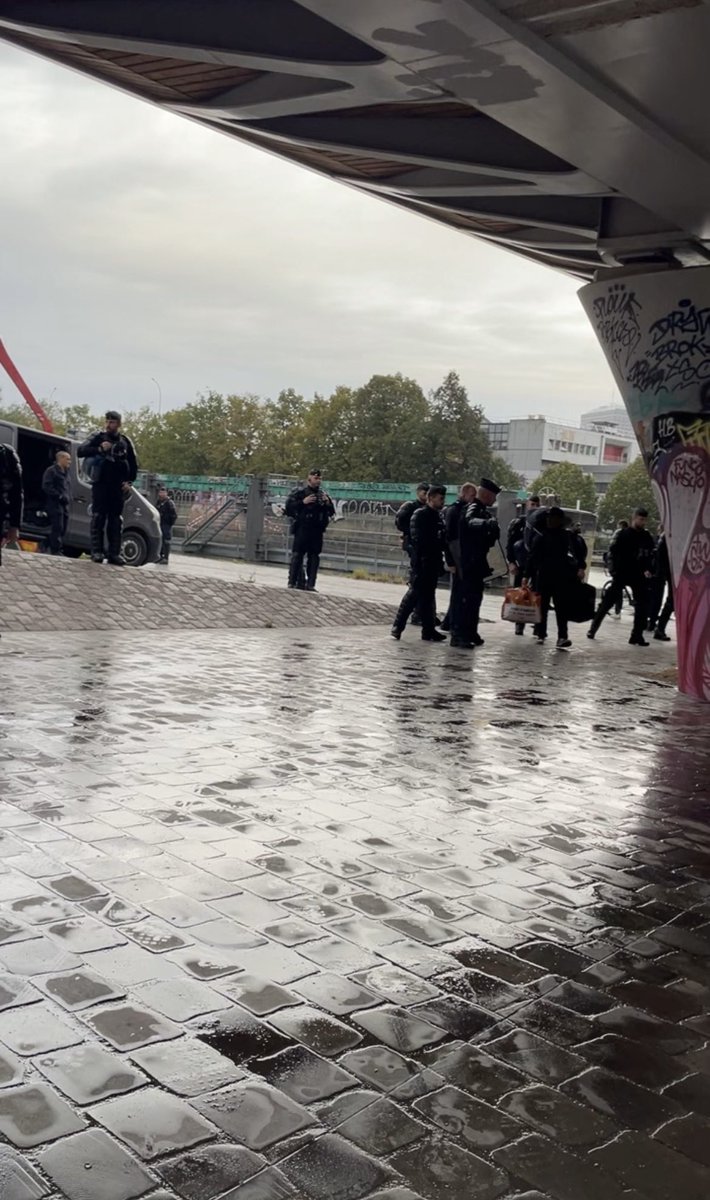 Évacuation de campement ce matin. Une cinquantaine de personnes laissées sur le carreau. Le 'choix' proposé : la région ou la rue. Même celles hébergées ce matin en IdF seront a priori envoyées ailleurs en France ou remises dehors.