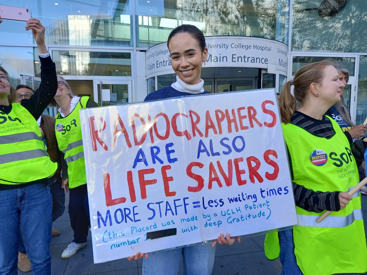 A #UCLH patient made this sign for @SCoRMembers They get it. Hopefully Ministers start to understand we need a serious conversation to solve the #WorkforceCrisis #RespectRadiography