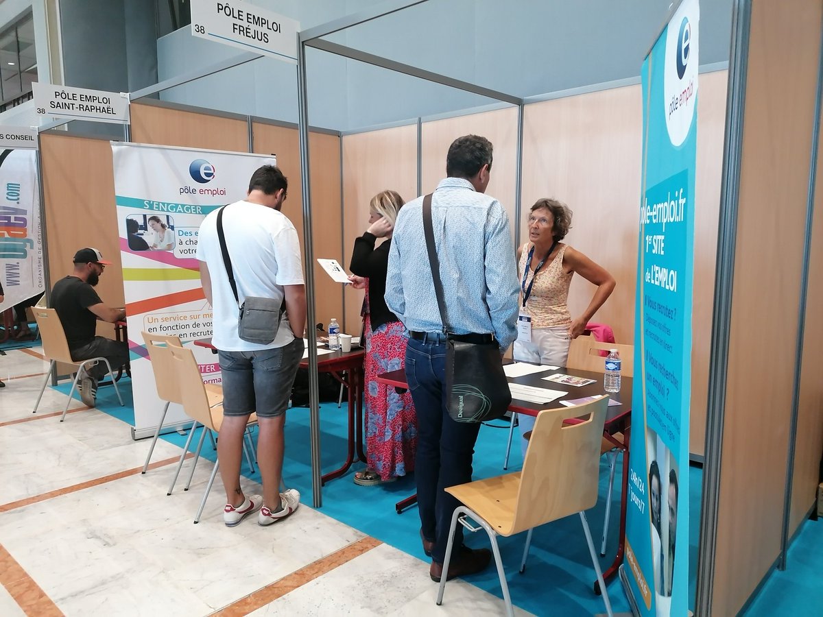 @poleemploi_VAR #StRaphael &amp; #Fréjus présents à la 17eme journée de l'#Entrepreneur 😎
L'objectif:
👉réunir partenaires &amp; porteurs de projets en 1 même lieu
👉simplifier les parcours
👉pérenniser l'activité des jeunes entreprises
Merci à #esterelcotedazuragglo
🏁RDV jusqu'à 15h🏁
