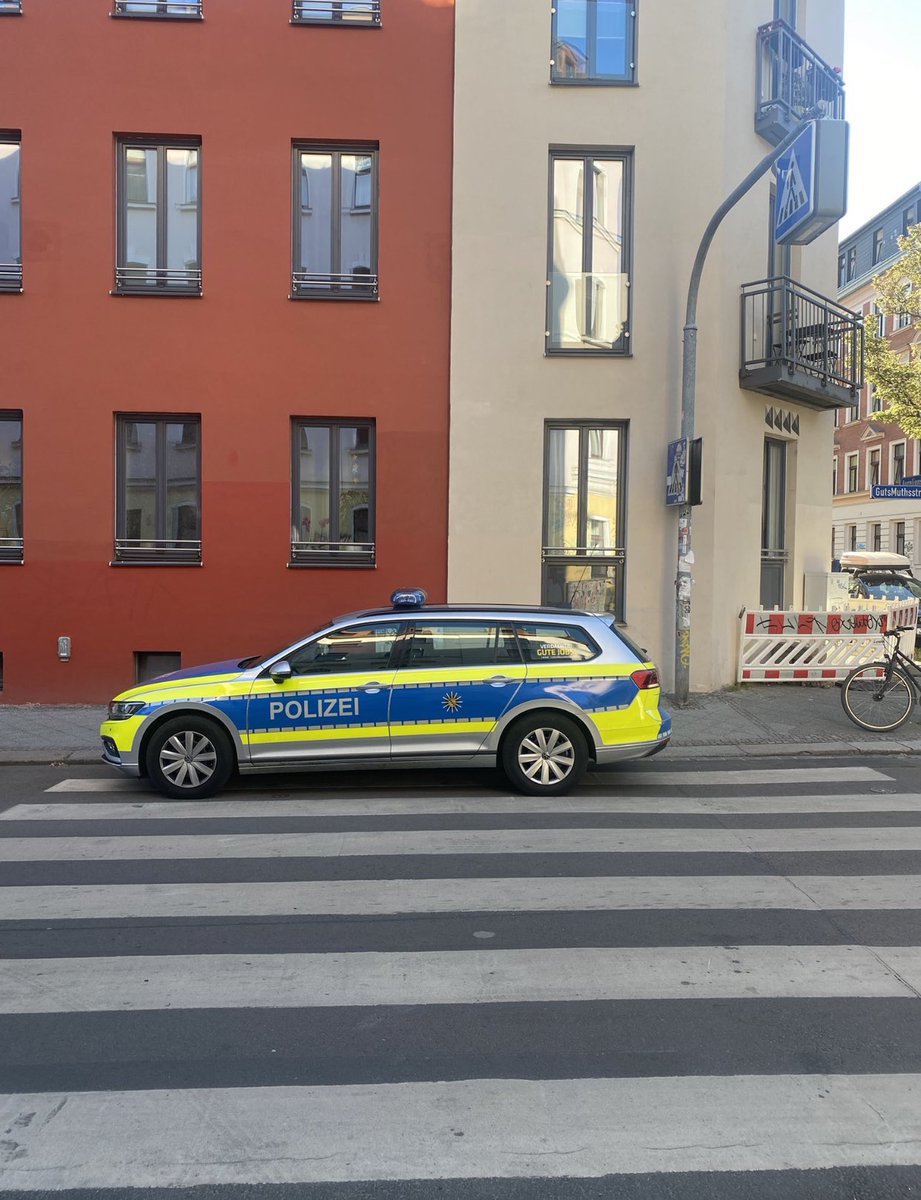 Zebrastreifen mit 4 Rädern tweet media
