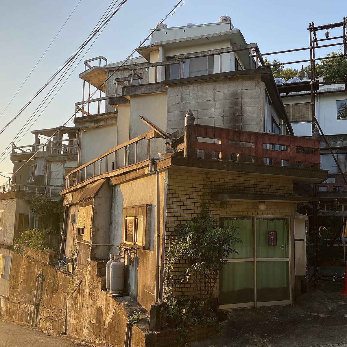 素敵な手作り軍艦建築を三重県で見かけました。「下宿」と書かれてましたが、やってるかどうか分かりませんでした。