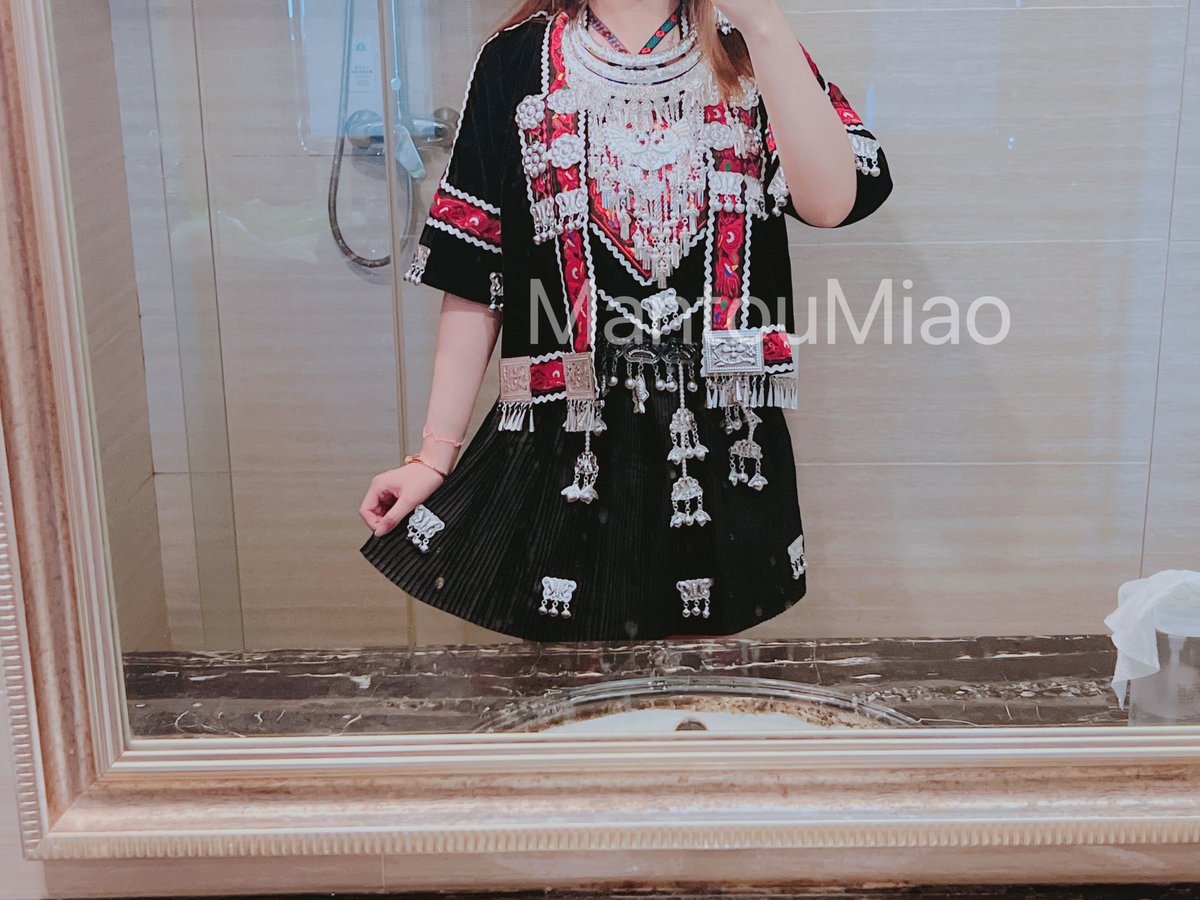 头戴银毡美艳妆，腰环珠玉夺琼光。素心凤眼流霞彩，缕缕馨风入梦长。 https://t.co/jJVd2eM4a8