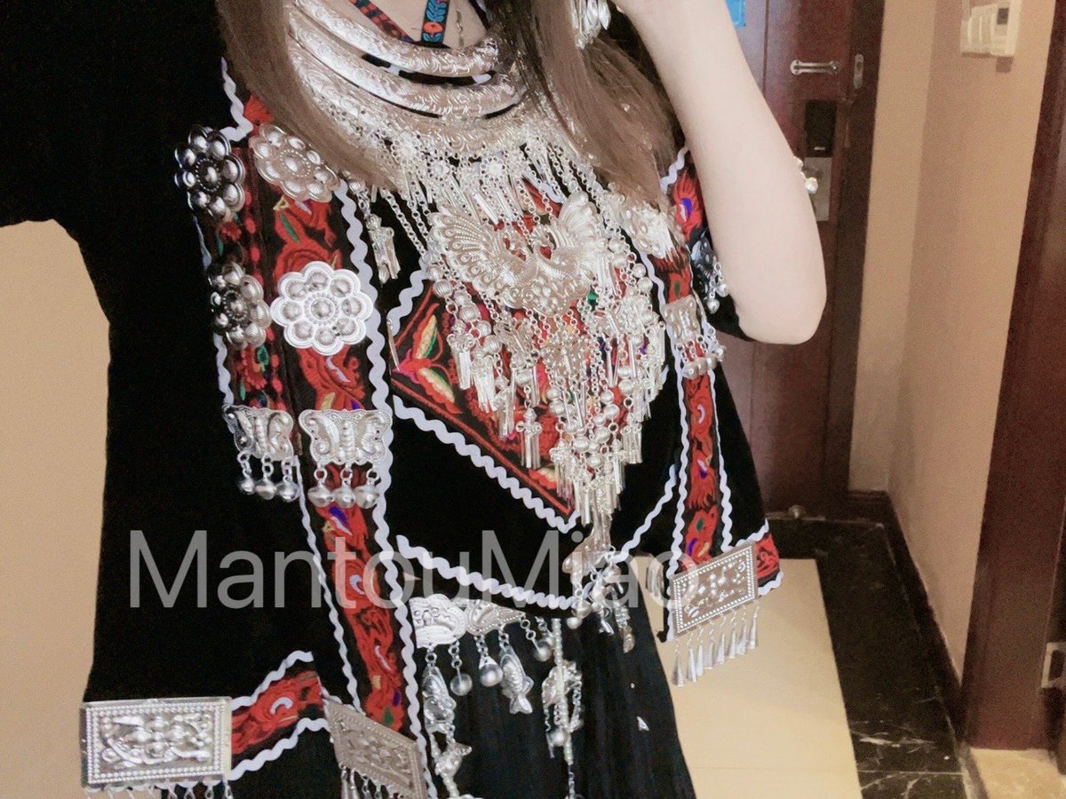 头戴银毡美艳妆，腰环珠玉夺琼光。素心凤眼流霞彩，缕缕馨风入梦长。 https://t.co/jJVd2eM4a8