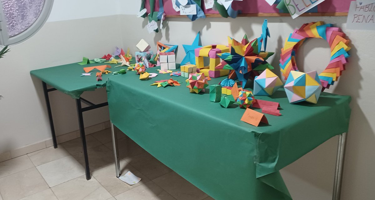 cole_sagrada's tweet photo. ¡Increíble trabajo de nuestros artistas de 3º de ESO en la asignatura de #EPVA! 👏🎨. Trabajo “Del plano al volumen”, utilizando la técnica del #Origami 📐✂️ y da dando vida a figuras volumétricas asombrosas. #somsagrada https://t.co/QThGzspU5e