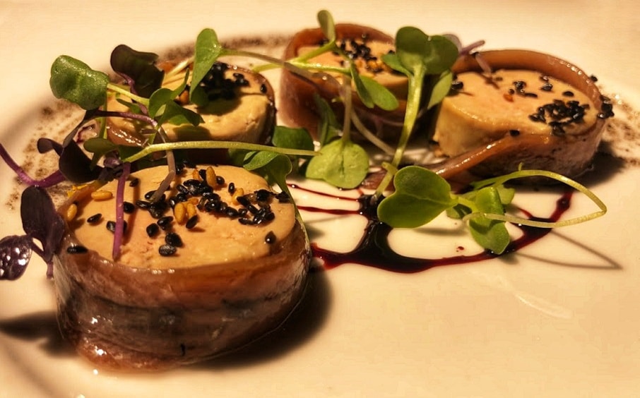 ELALQUIMISTA3's tweet photo. #Alquimista, es muy difícil elegir solo un #entrante de nuestra carta para comenzar el almuerzo... pero el #foie a la sal con anchoas, sésamo y aceite de trufa es un plato que no podrás sacar de tu cabeza al probarlo por su sabor y calidad 👌😋 https://t.co/WhBQ6REcuo https://t.co/IadQ1jg6WH
