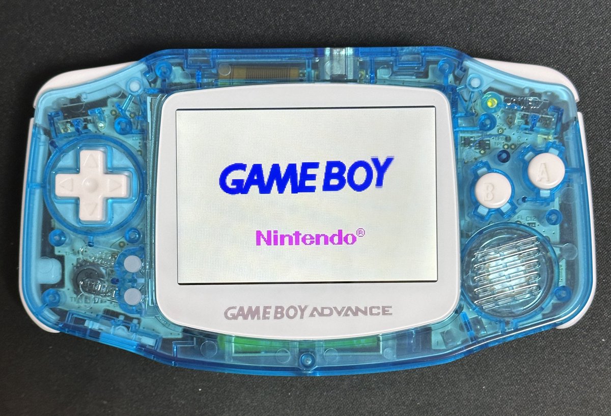 kuro_retrogame's tweet photo. 愛用のGBAをメンテ中、ネジ部分が破損😭

しゃーないのでretrosixで新しいシェルを購入😊
国際便で1週間くらいでした✉️

同じ色では面白く無いので、今度はクリスタルブルーにしました！
ボタンやガラスプレートはまだ使えるので流用です👍

爽やか〜な色合いが気に入りました😆
#retrosix https://t.co/fOBBhDxIaA