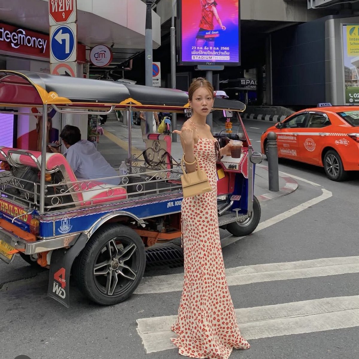 ชอบเวลาดูคนเกาหลีมาไทยอะ ถ่ายไปเหอะ จิปาถะ แต่ออกมาละเก๋เฉ้ยย