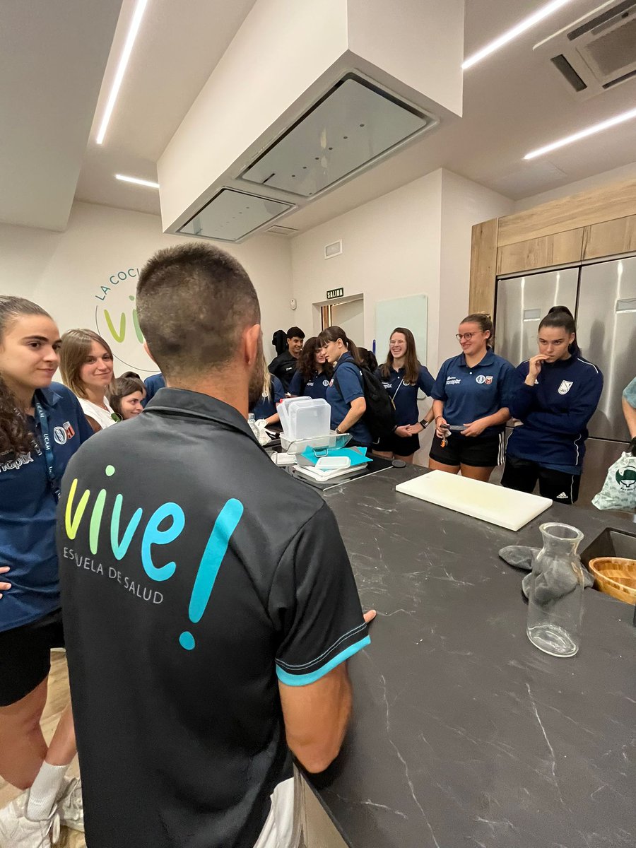 Ayer las jugadoras del Wanapix Aldelis InterSala10 recibieron ayer una charla de nutrición deportiva de la mano de Vive! Escuela de Salud (<a href="/RaLuzon/">Raúl Luzón</a>) 

☺️Encantados de seguir aprendiendo y progresando en todos los parámetros posibles

#VolvemosMásFuertes