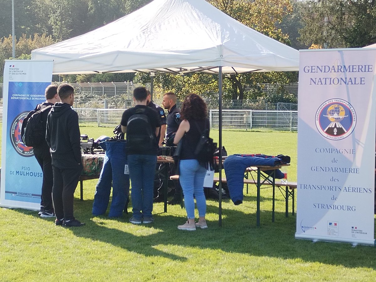 Bilan du forum gendarmerie hier à Riedisheim. Plus d'une centaines de jeunes ont eu l'opportunité de découvrir les nombreuses filières qu'offre la gendarmerie. 30 candatures dont déjà 20 pre-validées. Une réussite pour cette première !