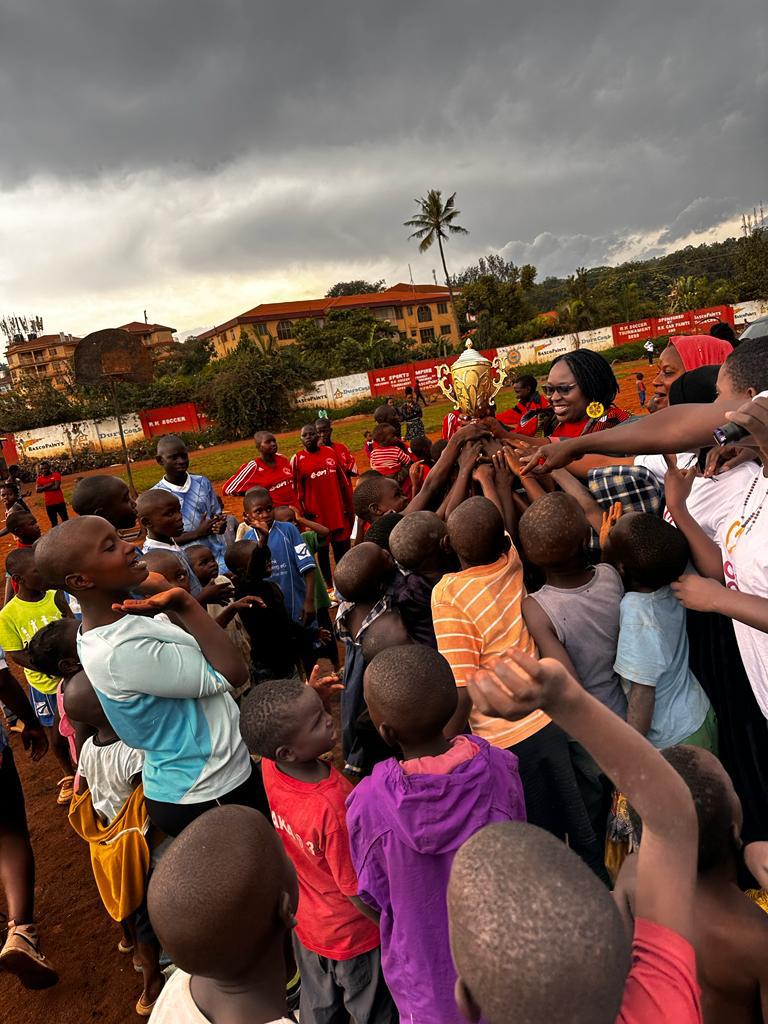 MercyNkakara's tweet image. My Nomination is tagged to @Nankunda20 the Vision Bearer at @RaisingTeensUg1
Her commitment towards empowering young people both in schools and communities can’t be matched: She supports Underprivileged Girls to access Education:
#Alwaysatyourservice
#GoForMore
#TeamServiceEUG