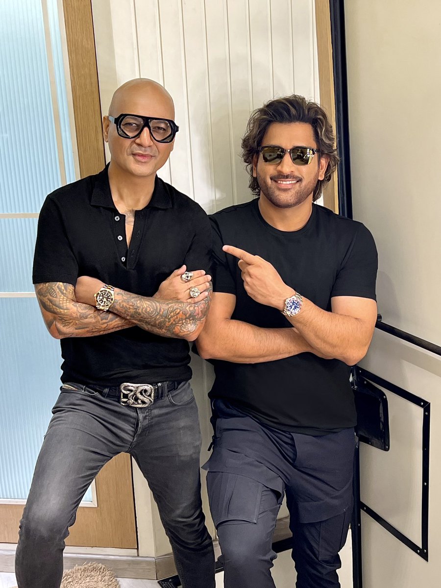 AalimHakim's tweet photo. Yesssss!!! it’s our King Mahendra Singh Dhoni @msdhoni 👑🏏🔥

Really enjoyed creating this hairstyle with all new texture and colour for Mahi bhai.. Sharing some pics which I clicked before he went to give a shot for an ad film 🎥

@AalimHakim https://t.co/XSlF9Yi8kw