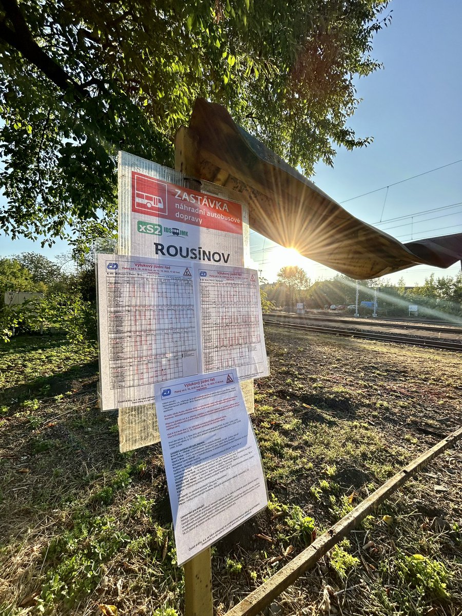 Minarik_CT's tweet photo. Jediný vlak denně. To je železniční doprava v Rusínově. V sousedních Holubicích a Lulči už několik let nestaví nic. Podle SŽ na jednokolejné trati není kapacita. Lidé tam musí do Brna nebo Výšková využívat autobusy. Zvlášť směrem na Brno ale bývají silnice ve špičkách ucpané. https://t.co/EYHExngZE4