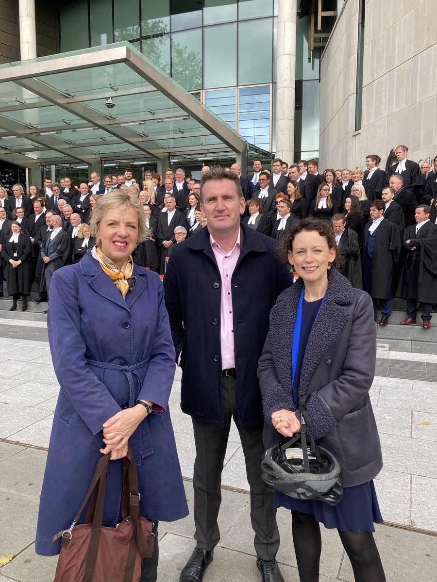 With ⁦@AodhanORiordain⁩ & ⁦@marie_sherlock⁩ showing @labour support outside CCJ today for the #FairisFair call by barristers & solicitors for restoration of #criminallegalaid rates ⁦@TheBarofIreland⁩ ⁦@LawSocIreland⁩ ⁦@KingsInns⁩ ⁦@ICCLtweet⁩