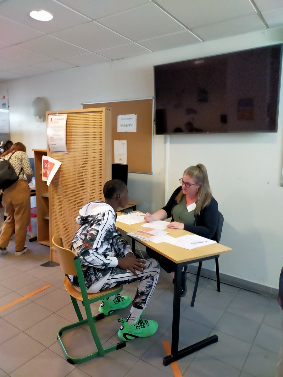 MLNord95's tweet photo. ✅ #SOSRentrée est désormais devenu le RDV incontournable du mois de septembre à la @MLNord95. 
Notre équipe s'est mobilisée aux côtés de nos partenaires engagés pour accueillir, informer et aider près de 💯 jeunes sans solution à la rentrée à trouver une formation ou une école👍🏻 https://t.co/oAGu9kSxae