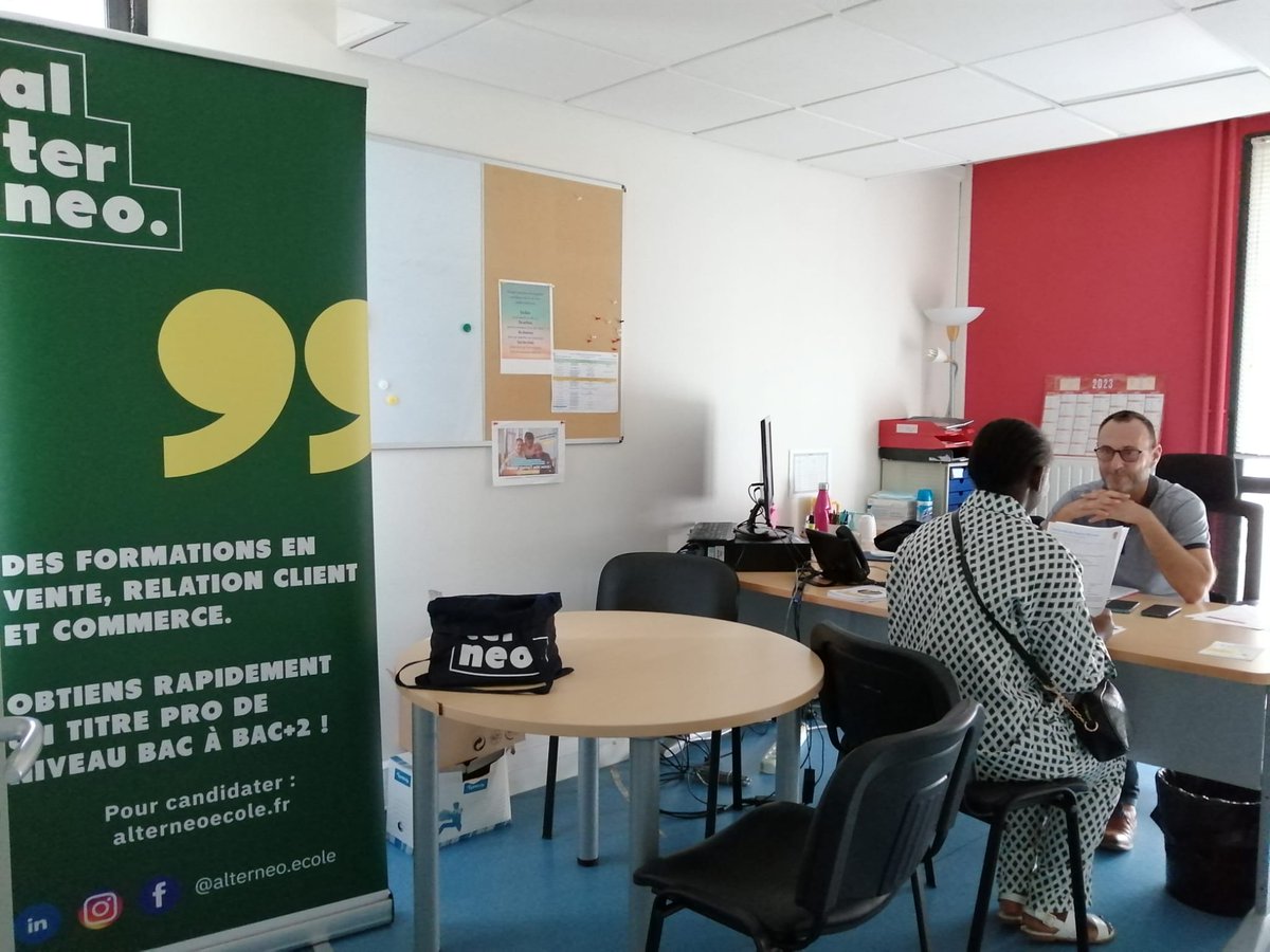 MLNord95's tweet photo. ✅ #SOSRentrée est désormais devenu le RDV incontournable du mois de septembre à la @MLNord95. 
Notre équipe s'est mobilisée aux côtés de nos partenaires engagés pour accueillir, informer et aider près de 💯 jeunes sans solution à la rentrée à trouver une formation ou une école👍🏻 https://t.co/oAGu9kSxae