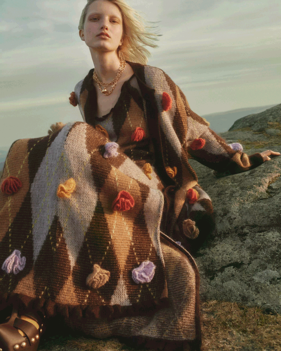 EtroOfficial's tweet photo. Autumn vibes in #EtroFW23 as seen on Harper's Bazaar UK October issue.
Photo: Agata Pospieszynska
Style: Charlie Harrington
#Etro #EtroEditorials https://t.co/pUvLi59pg1