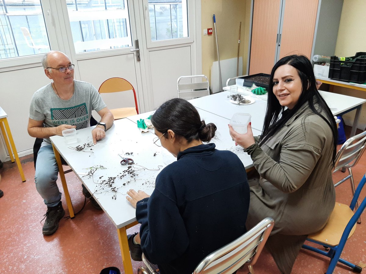 #JournéesSolidairesSNCF pour l'environnement en @hautsdefrance, c'est parti !
Aujourd'hui nos collaborateurs s'engagent en région auprès des Papillons Blancs à #Tourcoing, des Robins des Bennes à #Amiens et des Fringues Store Associatif à #Creil