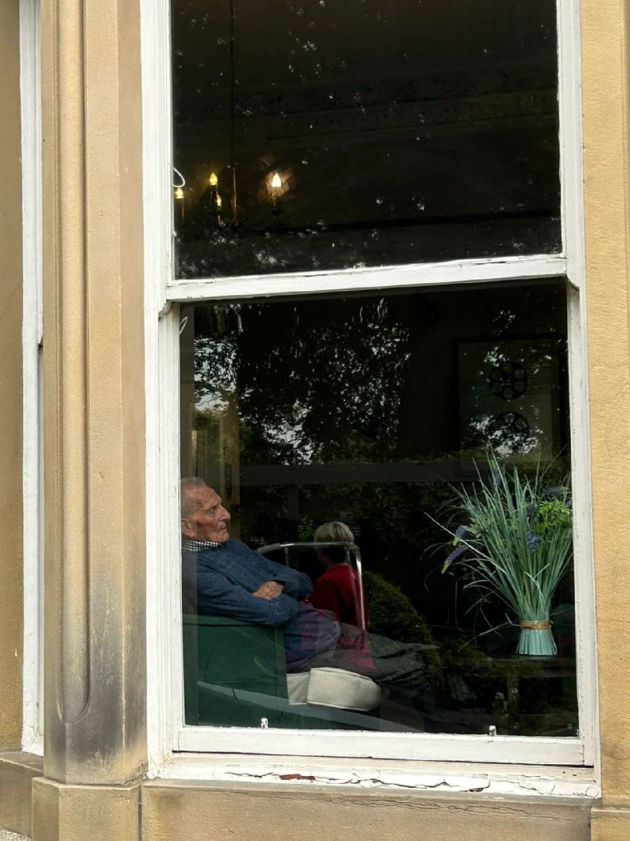 With the help of a friend, I donated a donation to a nursing home. It was a very happy day.