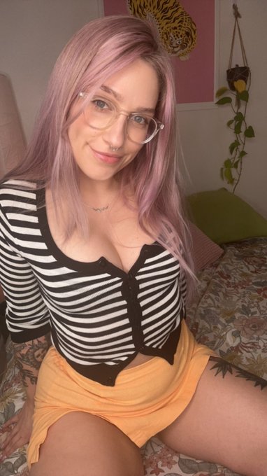 Logging on mfc now 🎃 https://t.co/TnrvJx9n26