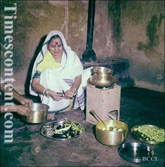 Bengaluruhudugi's tweet photo. Lalita Shastri, the wife of the Late Prime Minister Lal Bahadur Shastri, cooks dinner. #simplepeople
(born Lalmani Devi; 11 January 1910 – 13 April 1993)
What a contrast to some others !
File photo/fb https://t.co/AbpVhVDwIz