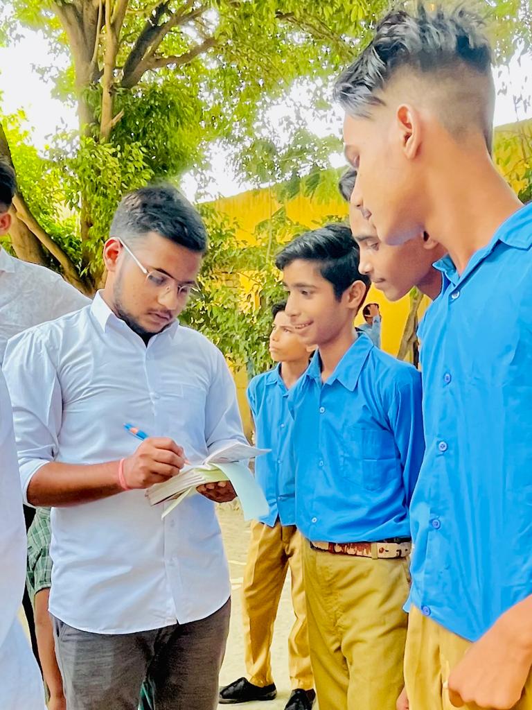 DSabvp's tweet photo. आज अखिल भारतीय विद्यार्थी परिषद हापुड़ नगर के कार्यकर्ताओं ने रामस्वरूप इंटर कॉलेज में सदस्यता अभियान चलाया जिसमें सभी छात्र-छात्राओं ने विद्यार्थी परिषद की सदस्यता ग्रहण की। जिसमें नगर विस्तारक अनिरुद्ध जी, धर्मेंद्र सिंह, भुवनेश त्यागी, अनुज वर्मा, आदि कार्यकर्ता उपस्थित रहे। https://t.co/e0HzXDeDtS