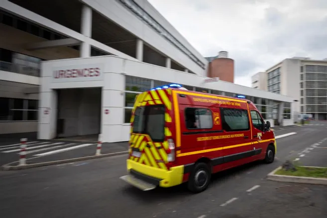lamontagne_fr's tweet photo. 🔴Trois policiers et un vigile blessés par un homme armé de ciseaux et d'un tournevis au CHU de Clermont-Ferrand

▶https://t.co/yFZIPSJjto https://t.co/svhSNBQgXM