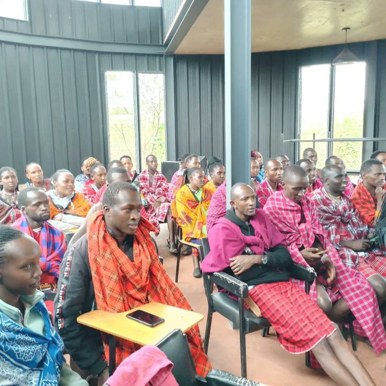 WTC_Mara's tweet photo. Ongoing zoom meeting of our students and shared screen Africa on the Maasai Mara Conservation, communities &amp; Cattle by Jackson Sasine who shared wildly on the Pardamat conservancy and #humanwildlifemitigation and sustainable measures to ensure biodiversity. https://t.co/MA554dRKgy