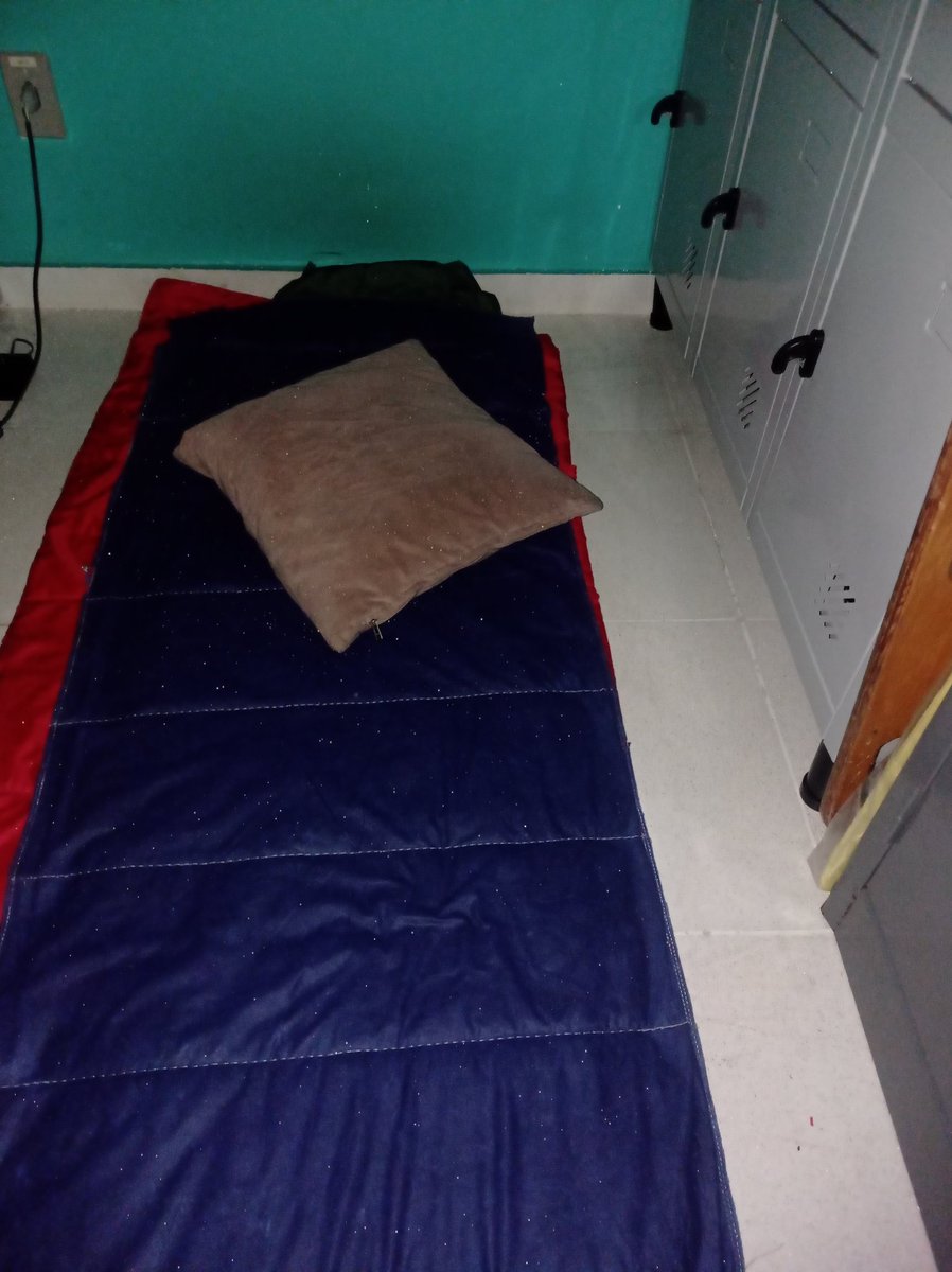 Gracekdias's tweet photo. O descaso com a Enfermagem começa aqui, sem condições de deitar nesse papel que eles chamam de colchonete, não se pode deixar um colchão descente na unidade  ou por uma cama ! Até quando isso ?  Muito triste 😞 https://t.co/U5aJsTbECt