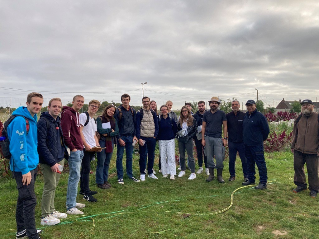 👩‍🌾 #Surleterrain Un grand merci <a href="/LaFabri2lemploi/">LaFabriquedelEmploi</a>  d’avoir accueilli nos 13 étudiants en 4ème année de cycle ingénieur, module #Agricultureurbaine #Transitions Au programme : de précieux retours d’expérience sur leurs activités de #maraichage #pépinière 🤝 @MaudRoblin