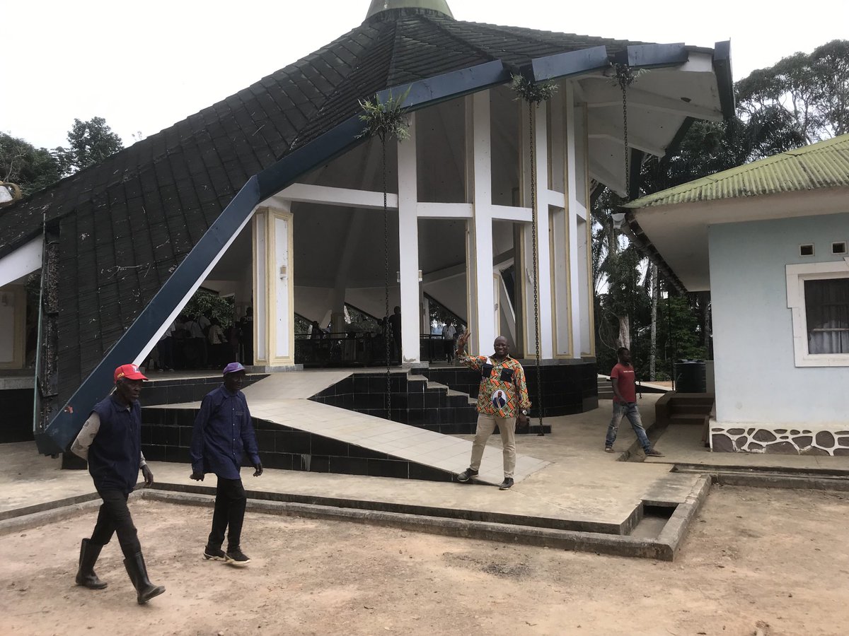 paul_phongi's tweet photo. Lors de notre passage à SINGINI nous avons marqué notre présence en s’inclinant devant le mausolée signe d’humilité et de reconnaissance. Conscient de multiples efforts fournis par Mbuta KASAVUBU  j’ai profité de l’opportunité pour l’honorer d’avantage. Les morts ne sont pas mort https://t.co/c8ROV0PVz8