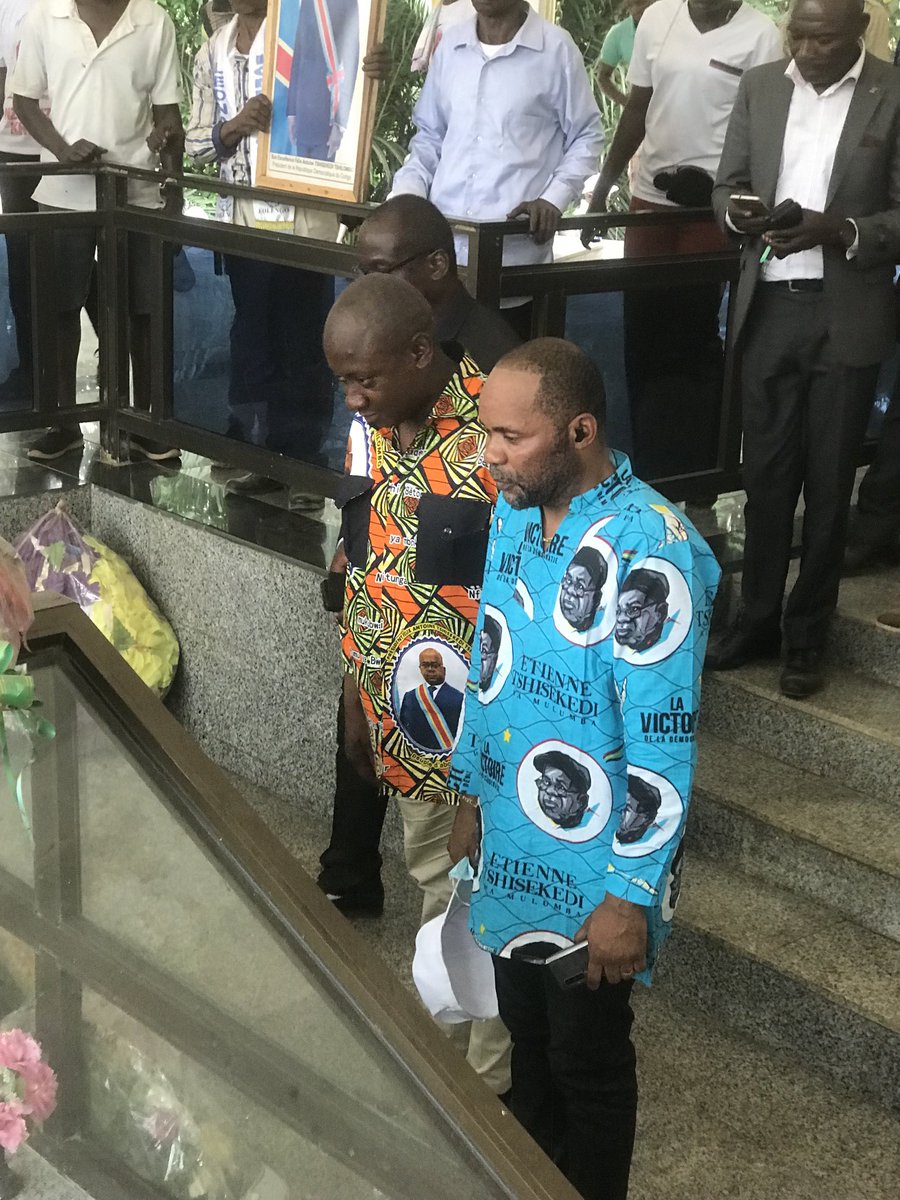 paul_phongi's tweet photo. Lors de notre passage à SINGINI nous avons marqué notre présence en s’inclinant devant le mausolée signe d’humilité et de reconnaissance. Conscient de multiples efforts fournis par Mbuta KASAVUBU  j’ai profité de l’opportunité pour l’honorer d’avantage. Les morts ne sont pas mort https://t.co/c8ROV0PVz8