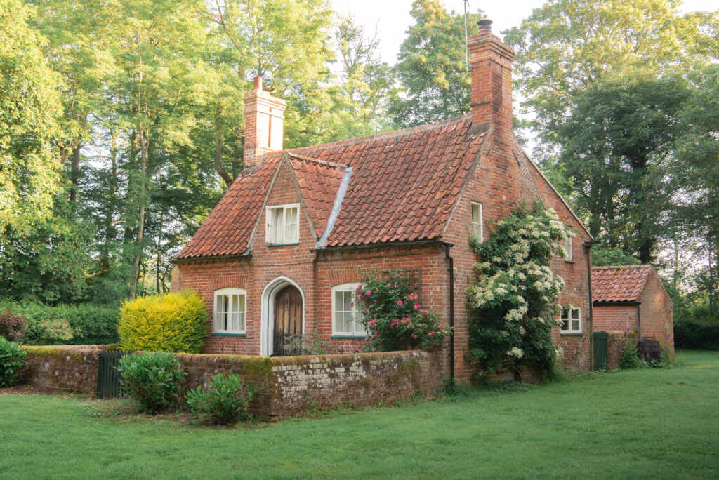 TheHolidayCots's tweet photo. Nestled in Heydon, Norwich, Norfolk, Laundry Cottage offers an enchanting self-catering experience in a truly magical property.

🛏️ Sleeps 1-6
https://t.co/BzfzAysNh8

#LaundryCottage #WoodlandRetreat #NatureLovers #NorfolkAdventures #ExploreNorwich #WildlifeWatching https://t.co/yjwilpzDTX