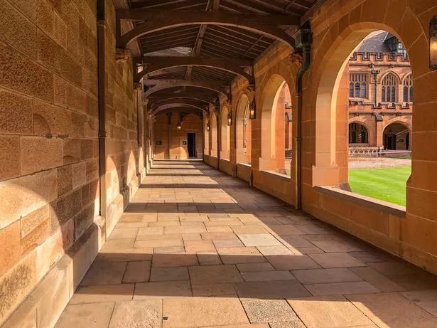 “อีกอาทิตย์นึง ที่ตรงนี้ก็จะมีแต่คนเดินพลุกพล่าน”

ร่างสูงเดินเล่นไปตามความยาวของโถงทางเดิน เขาเดินทางมาถึงโรงเรียนก่อนกำหนด 1 วัน เพื่อรอเข้าร่วมกิจกรรมพัฒนาศักยภาพของปี 4 ที่จะเริ่มต้นในวันนี้

และเขาก็เป็นคนแรกที่ต้องเข้าพบมาดามศาสตราจารย์ใหญ่…