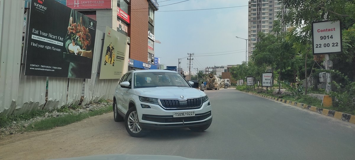 prashantbot's tweet photo. @HYDTP the below car is coming the opposite direction. Opposite Rajapushpa Atria, Golden Mile Layout. Please assign appropriate Challan. https://t.co/geqKjOQdTh