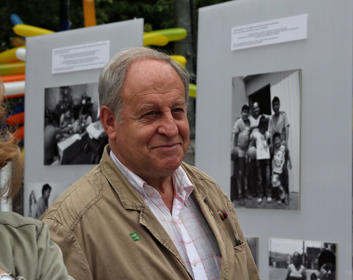 Mila esker bihotzez Xabier, euskara bazter guztietara eraman nahi izanagatik. Baita gure herria osatzen duen aniztasun konplexu baina eder horretara ere.  

Euskal Herriak 11 kolore ditu baina euskara izango du ardatz.

Lurrak goxo har zaitzala 🌹
#eh11kolore