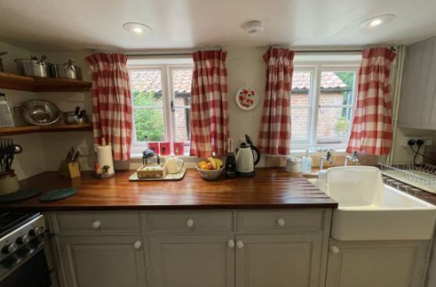 TheHolidayCots's tweet photo. Discover the magic of Laundry Cottage in Heydon, Norwich, Norfolk - your ultimate self-catering getaway! 

🛏️ Sleeps 1-6
https://t.co/BzfzAysNh8

#LaundryCottage #WoodlandRetreat #NatureLovers #NorfolkAdventures #ExploreNorwich #WildlifeWatching https://t.co/SVWwVGtGws