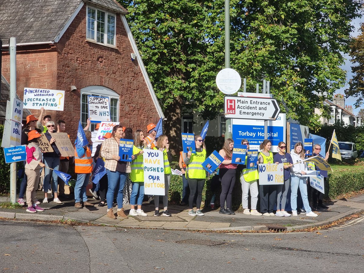 Back on the picket line and the blue sky is back too! Torbay @SCoRMembers as LOUD as ever. @RishiSunak @SteveBarclay you must be able to hear us? Now it's time to talk! #respectradiographers