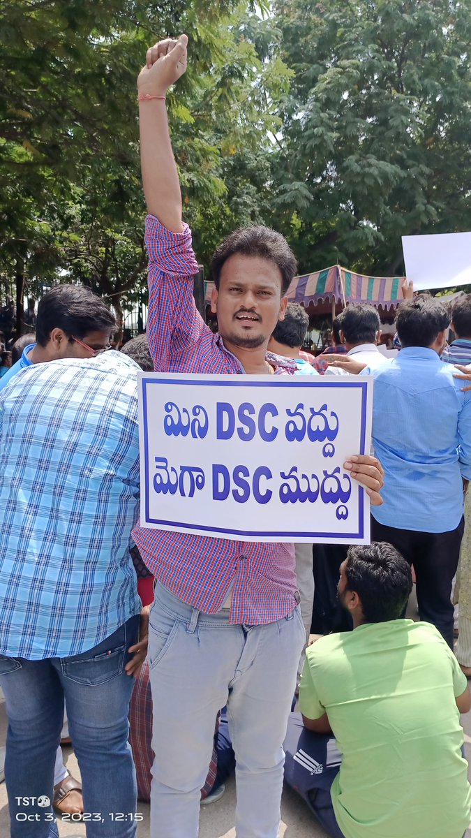 shivateja525's tweet photo. నేడు ఇందిరా పార్క్ వద్ద డీఎస్సీ అభ్యర్థుల బహిరంగ సభలో అసెంబ్లీలో సీఎం చెప్పిన లెక్కల ప్రకారం 13వేల టీచర్ పోస్టులకు నోటిఫికేషన్ జారీ చేయాలని,అలాగే పరీక్షలకు నాలుగు నెలల సమయం ఇవ్వాలని డిమాండ్ చేస్తూ ఈరోజు ఇందిరా పార్క్ వద్ద పెద్ద ఎత్తున అభ్యర్థులు బహిరంగ సభ నిర్వహించారు.
@KTRBRS 🙏🏼 https://t.co/UjVHXrKPJj