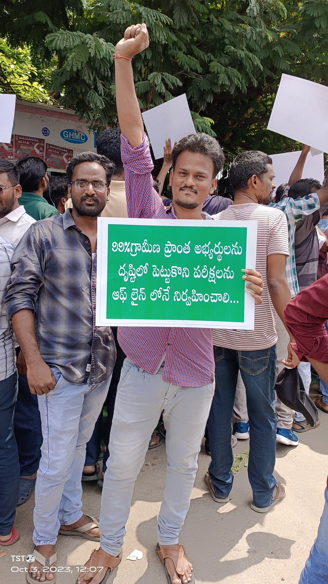 shivateja525's tweet photo. నేడు ఇందిరా పార్క్ వద్ద డీఎస్సీ అభ్యర్థుల బహిరంగ సభలో అసెంబ్లీలో సీఎం చెప్పిన లెక్కల ప్రకారం 13వేల టీచర్ పోస్టులకు నోటిఫికేషన్ జారీ చేయాలని,అలాగే పరీక్షలకు నాలుగు నెలల సమయం ఇవ్వాలని డిమాండ్ చేస్తూ ఈరోజు ఇందిరా పార్క్ వద్ద పెద్ద ఎత్తున అభ్యర్థులు బహిరంగ సభ నిర్వహించారు.
@KTRBRS 🙏🏼 https://t.co/UjVHXrKPJj