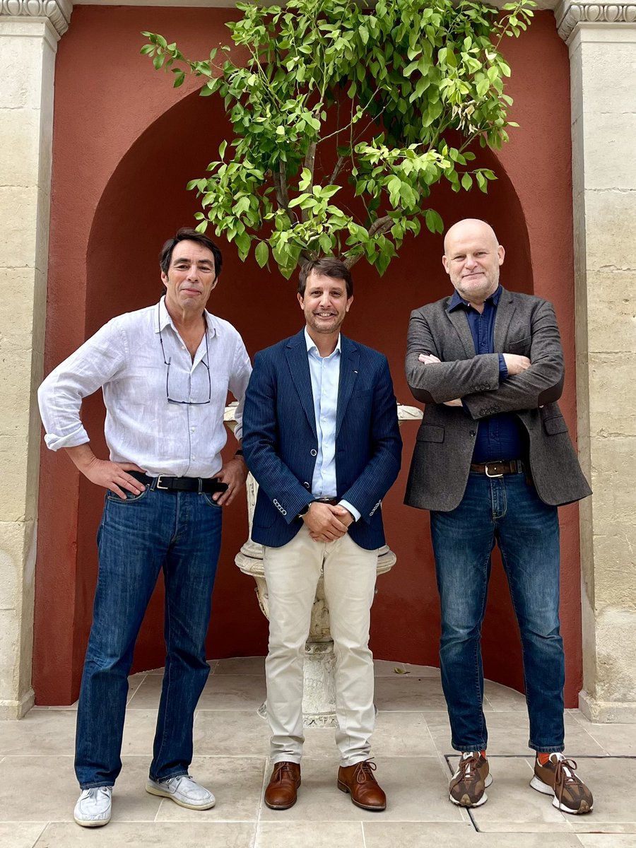 Xavier_Douais's tweet photo. Échange avec mes homologues délégués au #tourisme d’Avignon, Marc Simelière et d’Arles, Sébastien Abonneau dans le cadre d’une matinée de travail du groupement des sites inscrits au patrimoine mondial de l’UNESCO de Provence.
#triangleDor https://t.co/KFHmN40Rlv