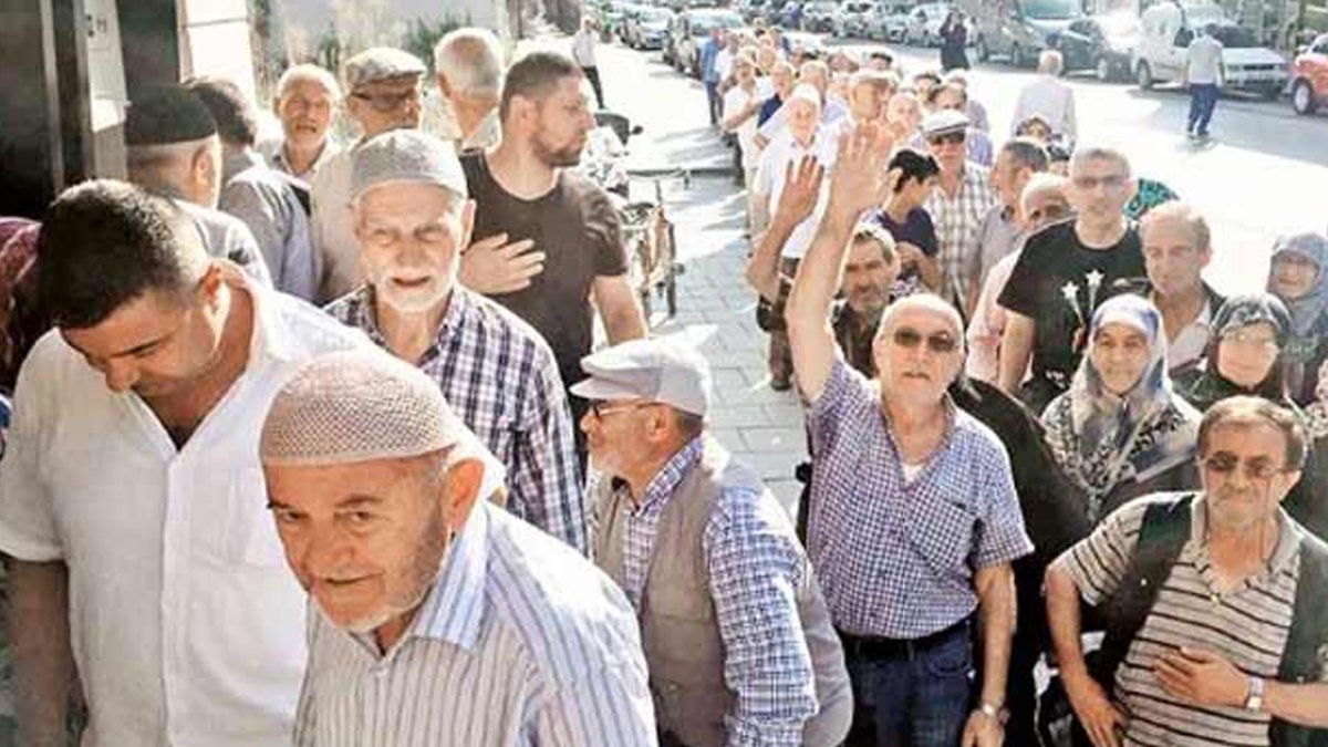 goturbeniaya's tweet photo. Emekli maaşlarına zam falan yok. Açlık sınırının çok çok altında maaşlar ile sürünmeye devam https://t.co/MhzyhHFbF4