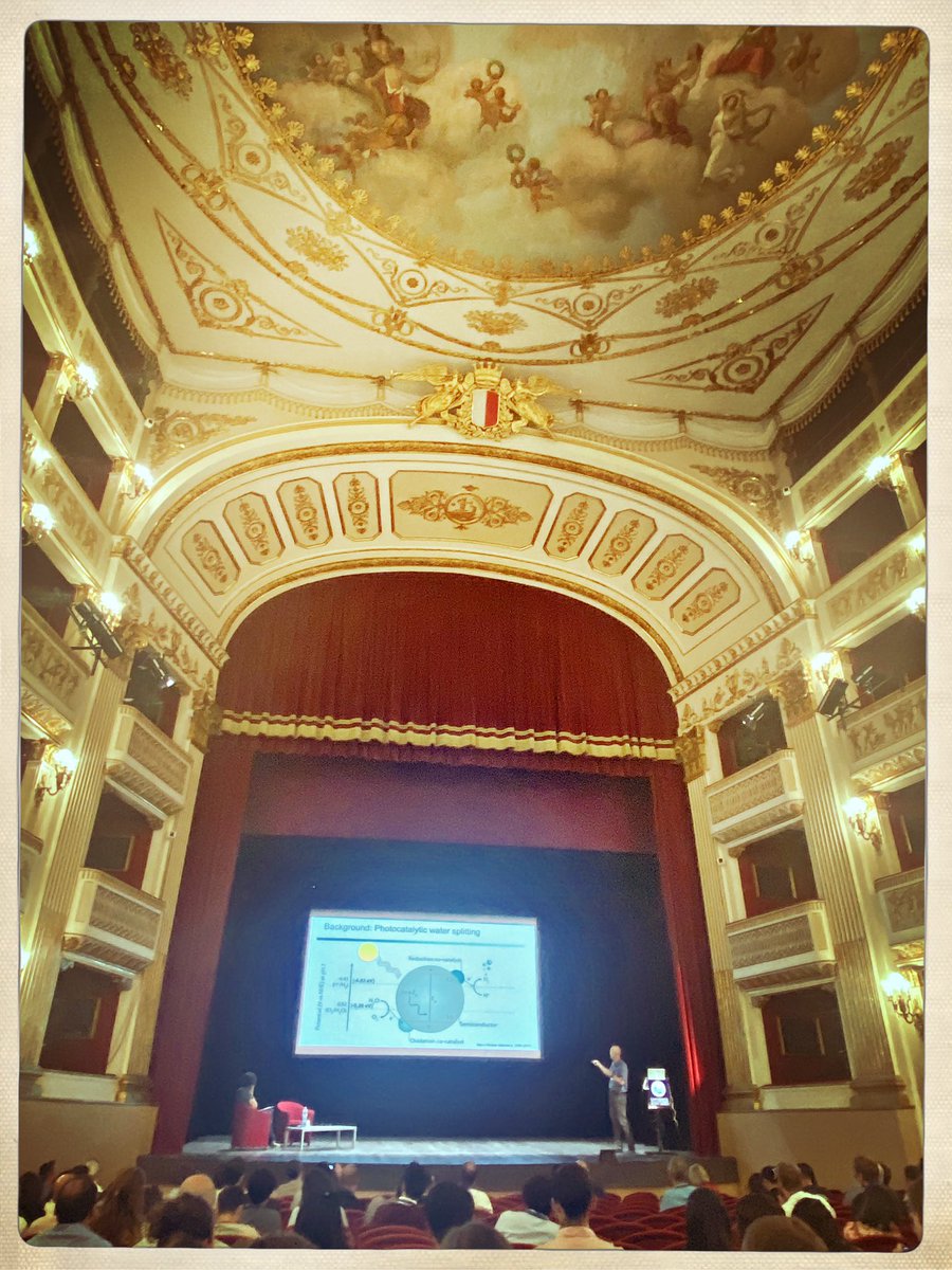 StingelinN's tweet photo. And now the great @_iainmcculloch at the stunning #TeatroPiccinni exaining photocatalysis. Only at @Ecme2023 https://t.co/v1ZKQdYcN9