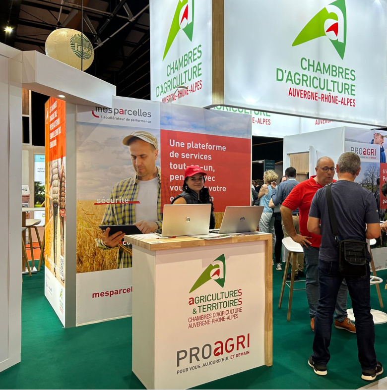 [Salon 🐄] Clap de début pour ce 3ème jour au <a href="/SommetElevage/">SOMMET DE L’ÉLEVAGE</a> 

L’équipe #MesParcelles vous fait découvrir sa dernière nouveauté : le carnet de pâturage sur smartphone.
👉 Demandez à nos conseillers une démo sur le stand C72 Hall 1.

🎁 Des surprises vous attendent également !