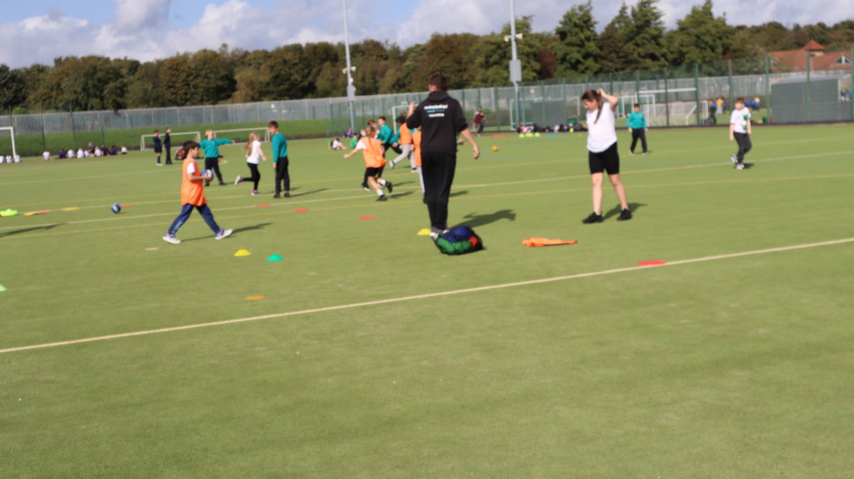 active_NT's tweet image. Last week we delivered the first Healthy4Life Festival with @NorthTynesidePE at The Parks Sport Centre☀️

9 schools came along to try new sports, discover new skills and learn key healthy lifestyle messages⚽️🍎🏑

Well done to all the 300+ pupils and young leaders who attended👏