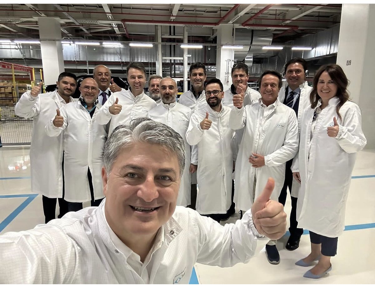 Güzel fotoğraf..
TOGG Fabrikasına davet edilen gazeteciler.

Çeşitli mecralarda belki 50 kez TOGG’un Türkiye’de üretildiğine inanmayanlara işin aslını anlatmaya çalıştık. 

Ne hakaretlere uğradık!
Bir kez bile davet edilmedik oraya!!

Biz TOGG’u anlatmaya devam.Davet gerekmez.
