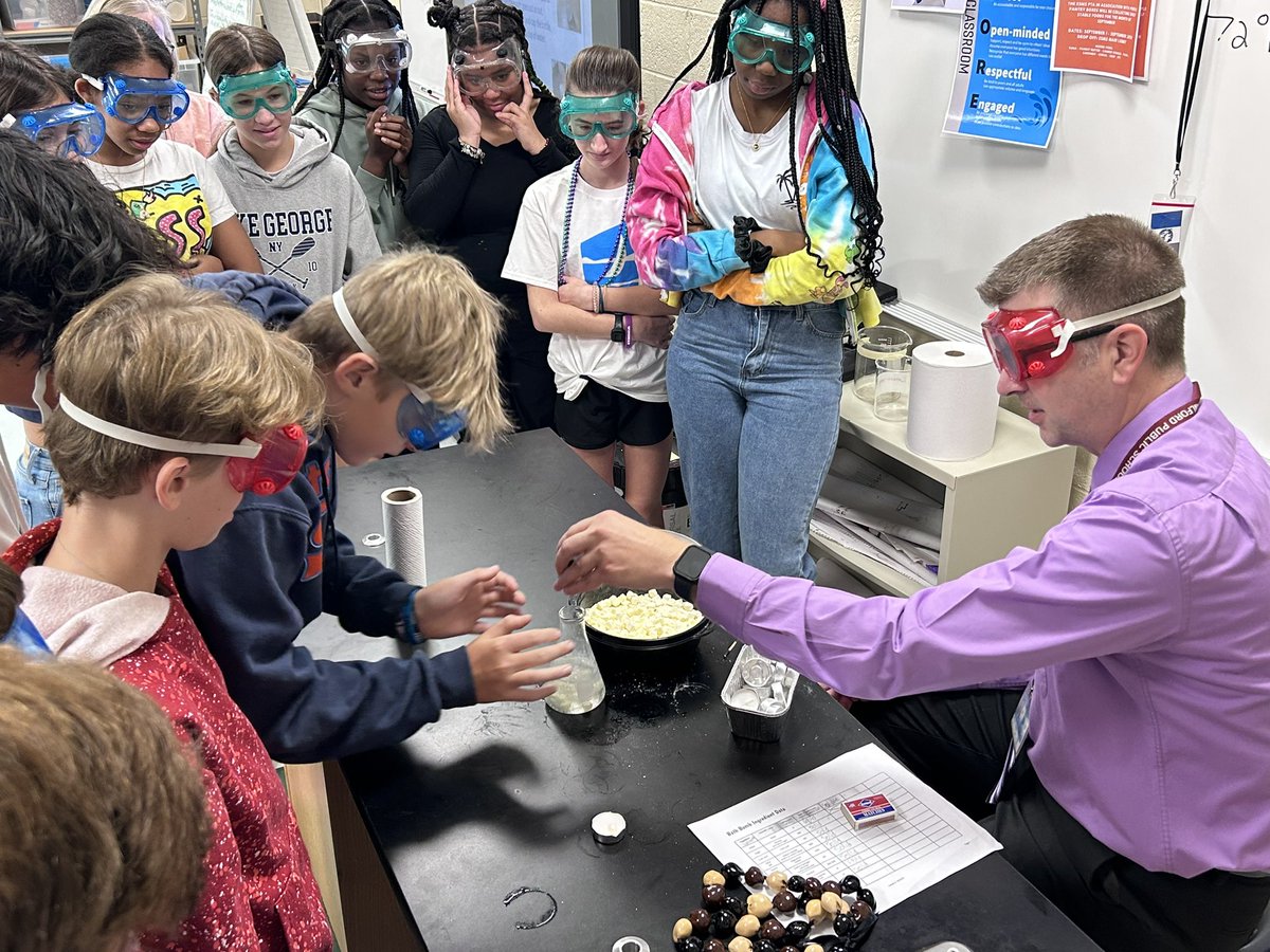 MrsEtense's tweet photo. Is the bath bomb gas more or less dense than air? Hmmm… @MrsCEastShore @MrGenovaESMS #ESMSscientists https://t.co/k3aRVAsOKG