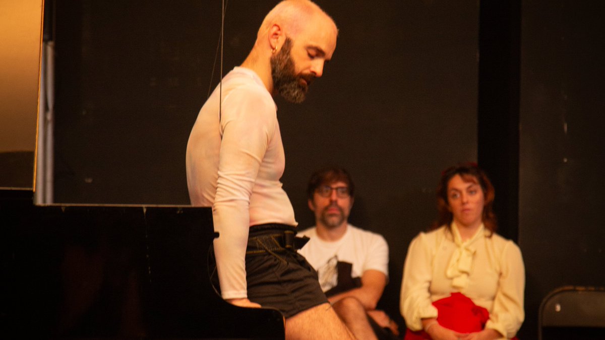 🎹🍆💃Un pianista vola sobre l’instrument. Una artista i una espectadora rodolen per terra. Dues vedettes ensenyen la seva col·lecció de vibradors.

Al <a href="/Festival_TNT/">Festival TNT</a> s'hi va amb la curiositat afilada i la ment ben oberta.

✍️Una crònica de l'<a href="/Herronita93/">Alba Cuenca Sánchez</a>
👉entreacte.cat/entrades/actua…