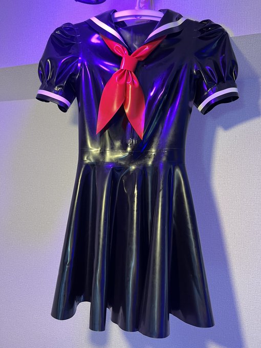 青ゴムさん@BlueRubber_maid 
作のラバーセーラー届きました!!
黒い生地は色付き照明が映えますな💡
#latex 